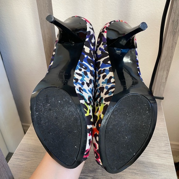 Nine West Rainbow Leopard Print Peep Toe Pumps / Heels - Picture 15 of 15